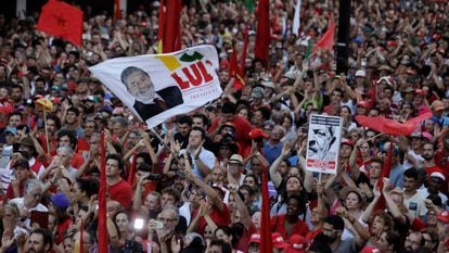 Multidão lota Esquina Democrática em Porto Alegre para apoiar Lula