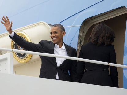 O presidente Barack Obama sobe no Air Force One a caminho de Havana.