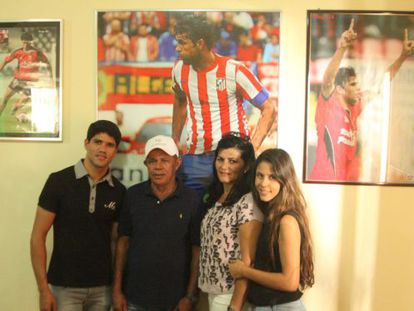 A família de Diego Costa: o irmão Jair, o pai José, a mãe Josileide e a irmã Talita, na casa dos pais do atleta, em Lagarto.