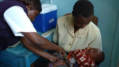 Enfermeira dá injeção em bebê no Quênia, numa imagem de arquivo.