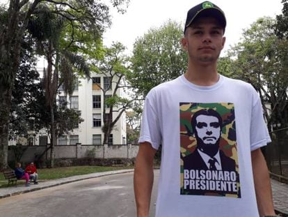 Leonardo Henrique Bello, de 18 anos, em um parque em Curitiba. 