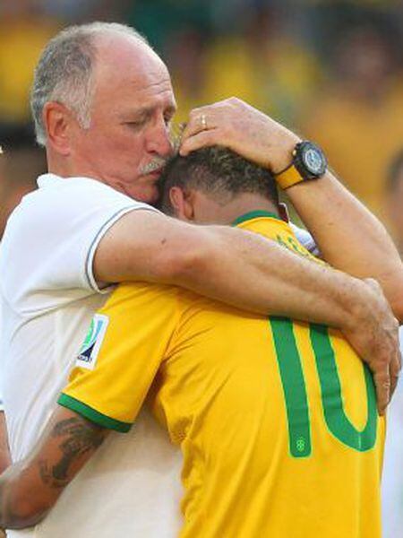 Scolari abraça Neymar, que não pôde reprimir as lágrimas.