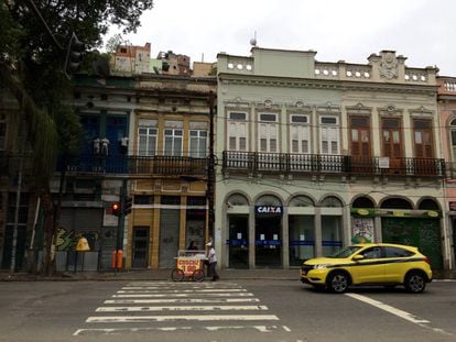 Rua do Catete, por volta das 14h, com todo o com&eacute;rcio fechado.