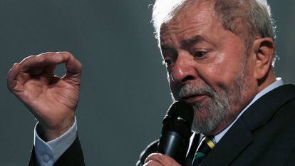 O ex-presidente Lula discursa após depoimento a Moro em Curitiba no dia 10 de maio.