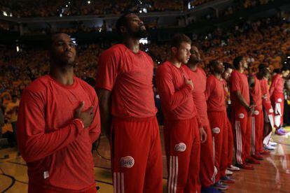 Os jogadores dos Clippers com camiseta no avesso.