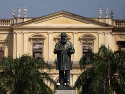 A estátua de D. Pedro II em frente ao Museu Nacional no Rio de Janeiro, em 3 de setembro.