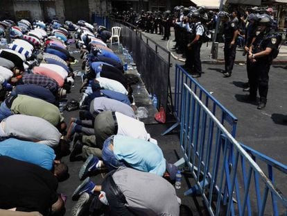 Fiéis palestinos oram diante da polícia israelense na porta de Damasco, em Jerusalém.