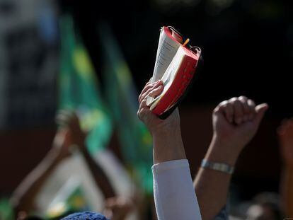 Apoiadora do presidente Jair Bolsonaro levanta a Bíblia em manifestação de 1º de maio, em São Paulo.