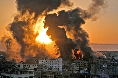 Várias colunas de fumaça sobem sobre Khan Younis, na Faixa de Gaza, depois de um bombardeio da aviação israelense, na quarta-feira. Em vídeo, destroços em Gaza vistos de um drone.