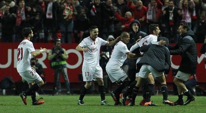 Jogadores do Sevilla comemoram o gol de Jovetic contra o Real Madrid.