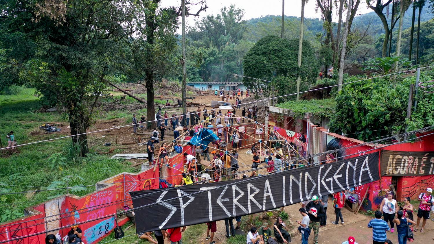 Os Indígenas da etnia Guarani Mbya ocupam a entrada do terreno onde construtora pretende construir torres residenciais.