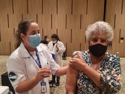 Maria Lúcia recebe a segunda dose da vacina.