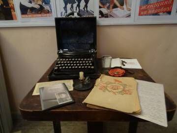Peças do Museu de Gênero, entre elas é possível ver uma máquina de escrever da época soviética com teclado em ucraniano e a vela com a qual a diretora mostrou pela primeira vez a coleção a María Sánchez.