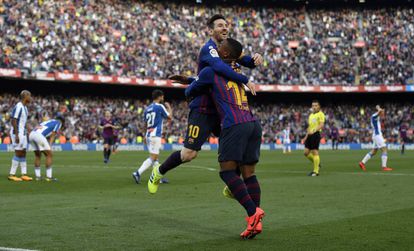 Messi abraça a Malcom depois do gol do brasileiro.