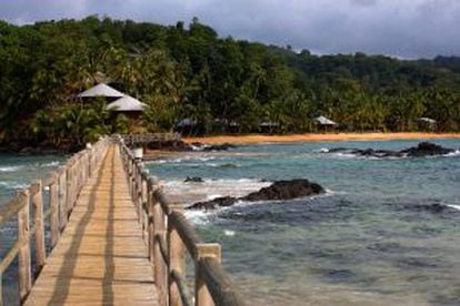 Passarela de acesso ao Bom Bom Island Resort, na ilha Príncipe (São Tomé e Príncipe).