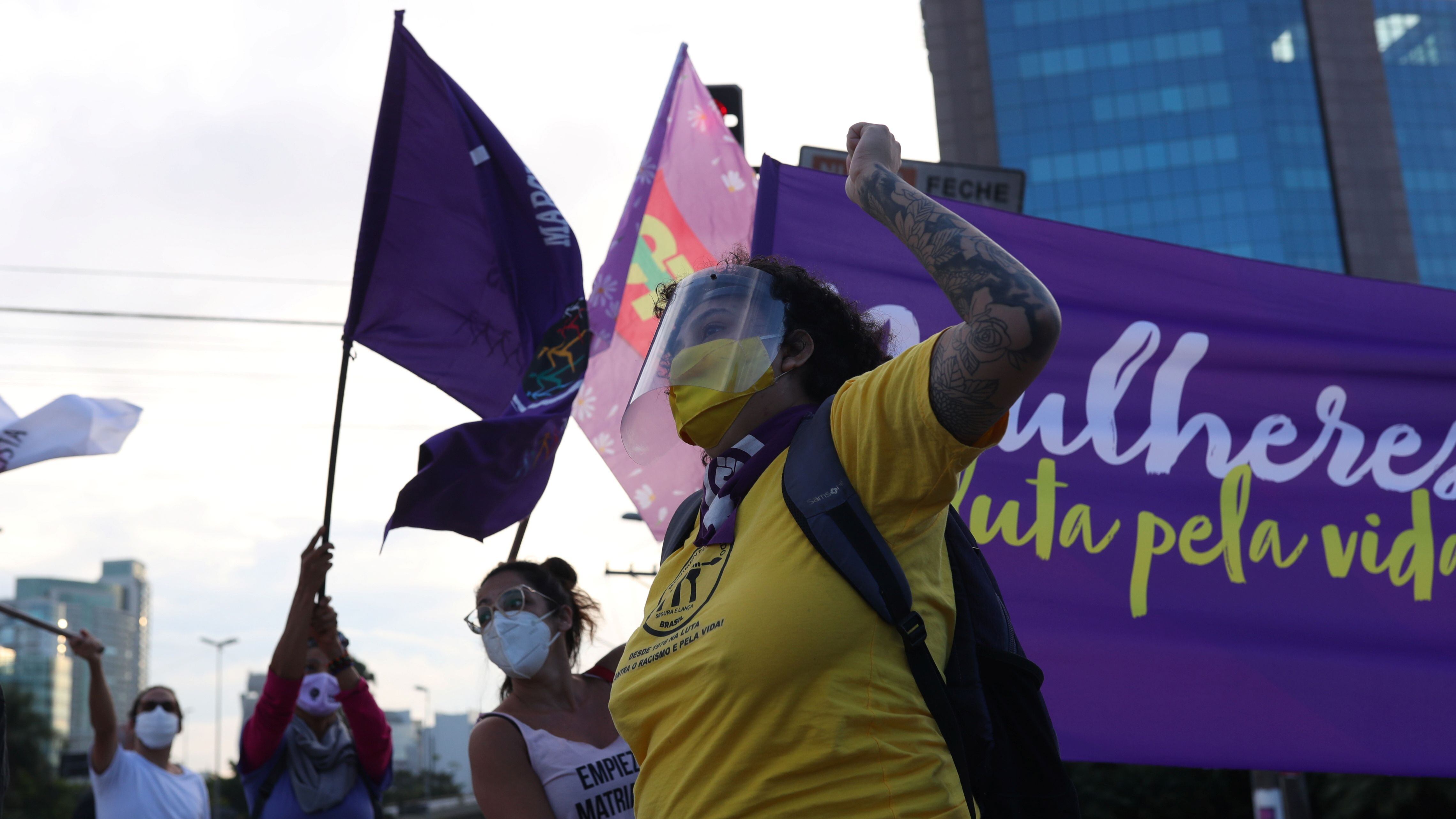 Uma mulher durante protesto em São Paulo, nesta segunda-feira. 