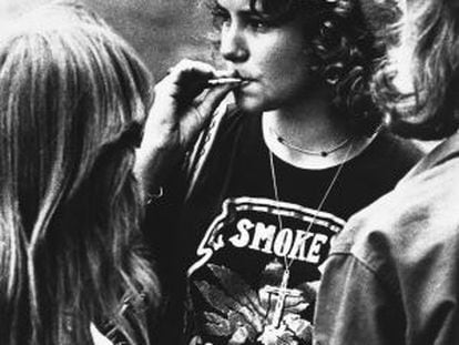 Uma mulher fuma maconha na Universidade de Maryland, em 1977.