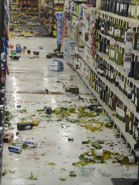 Prejuízo em um supermercado da Califórnia após o terremoto.