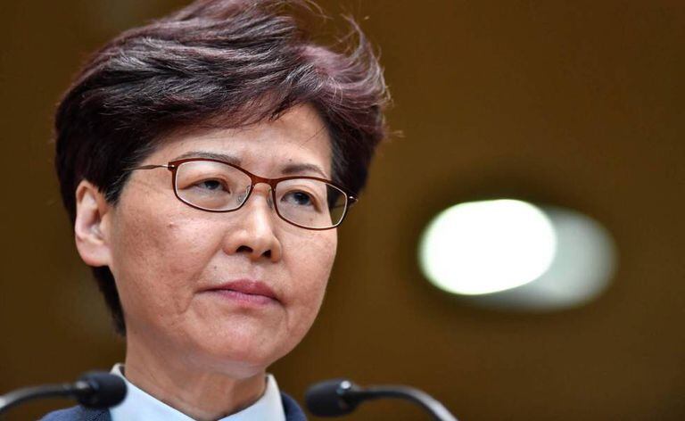 A chefa do Executivo hongkonés, Carrie Lam, dirige-se à imprensa, o 22 de julho, em Hong Kong.
