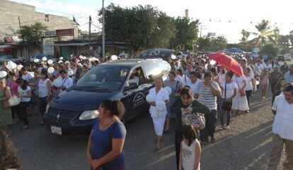 Funeral do sacerdote assassinado em Ciudad Altamirano, México.