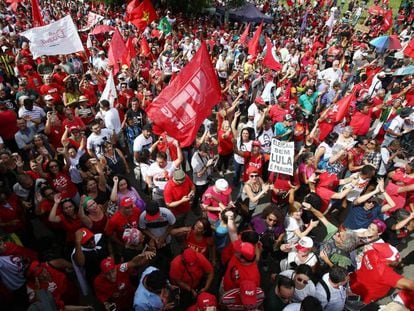 Manifestantes pró-Lula se concentram em Porto Alegre, nesta quarta.