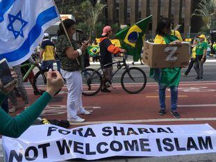 Apoiadora de Bolsonaro com a bandeira de Israel na avenida Paulista no domingo (21).
