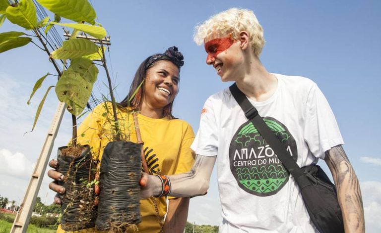 Anita Juruna, de 18 anos, e o ativista Elijah Mackenzie-Johnson, de 15 anos.
