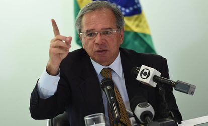 O ministro Paulo Guedes fala durante coletiva de imprensa em Washington, nesta segunda.
