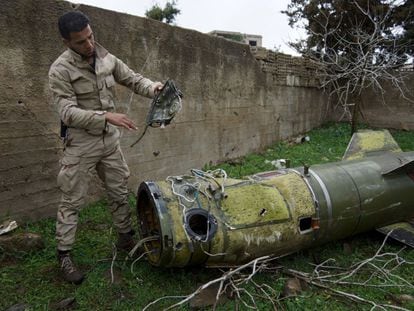 Um rebelde sírio inspeciona um foguete na terça-feira em uma área entre Daraa e Quneitra (Síria).