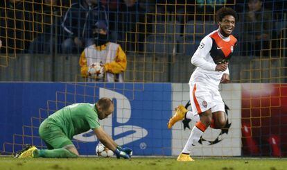 Luiz Adriano comemora um gol contra o BATE.