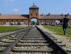 Llegada al campo de concentración de Auschwitz-Birkenau, cerca de Cracovia (Polonia).