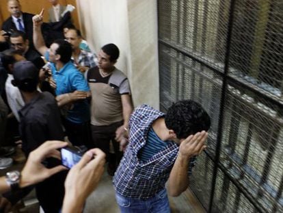 Um dos condenados esconde o rosto, no Cairo.