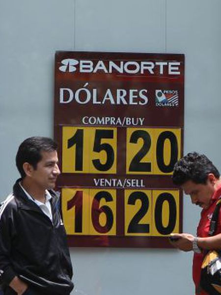 Um banco mexicano exibe a taxa de câmbio.