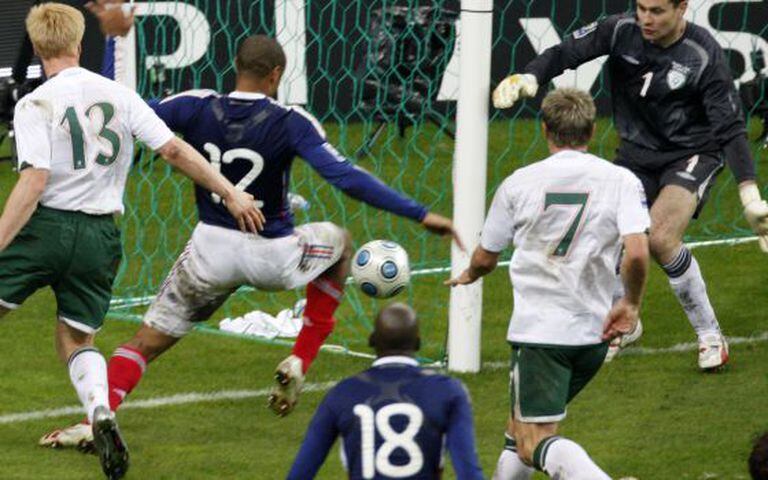 Thierry Henry, no momento do passe a Gallas, depois de ter ajeitado a bola com a mão.