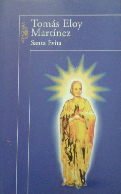 'Santa Evita' inventou a ficção misturada com a realidade com tal potência que já não se sabe se a genial criação de Eloy Martínez é menos verdade que a realidade protagonizada por Eva Perón. Ler esse livro é uma lição para aqueles que procuram a raiz da literatura. / Juan Cruz