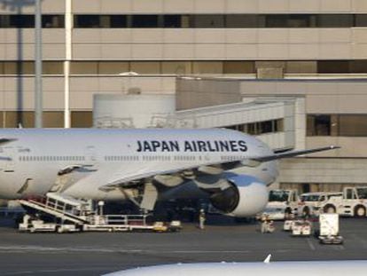 Um Boeing 787 Dreamliner no aeroporto de Tóquio.