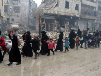 Centenas de sírios tentam abandonar um bairro de Aleppo.