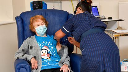 Margaret Keenan de 90 anos de idade, é a primeira paciente no Reino Unido a receber a vacina da Pfizer no programa de imunização do país