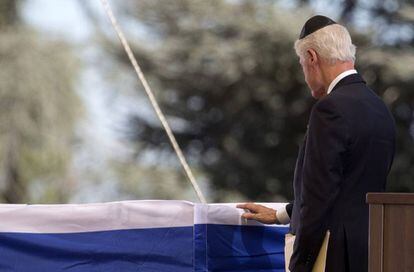 O presidente dos EUA Bill Clinton presta suas homenagens diante do caixão do ex-presidente israelense e prêmio Nobel da Paz, Shimon Peres.