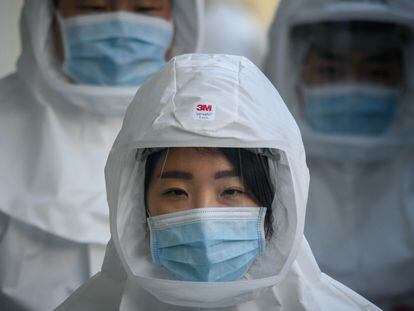 Agentes sanitários na cidade de Daegu, a mais afetada pelo coronavírus na Coreia do Sul.