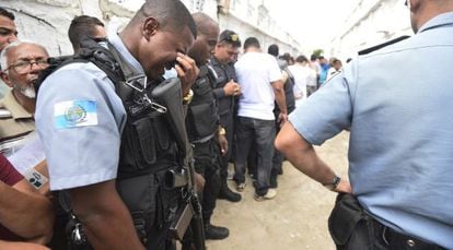 PMs no enterro de colega que reagiu a assalto, no Rio.