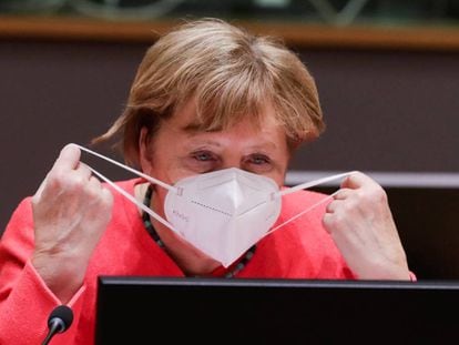 Angela Merkel coloca a máscara durante a última reunião da cúpula de Bruxelas.