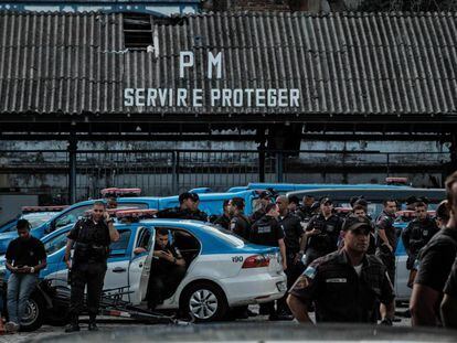 Mulheres de policiais impedem que seus maridos trabalhem.
