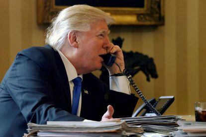 Donald Trump speaks fala por telefone com Vladímir Putin, o 28 de janeiro de 2017.