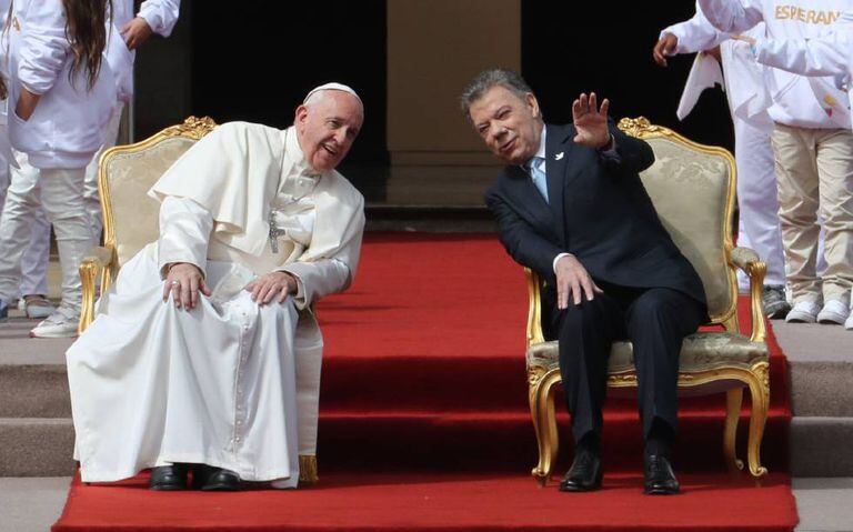 O papa Francisco ao lado do presidente colombiano, Juan Manuel Santos, antes da reunião em Bogotá.