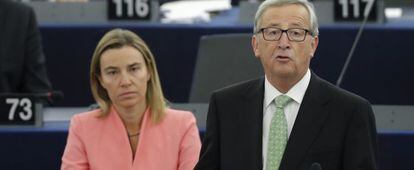 Jean-Claude Juncker discursa para os deputados europeus. Ao fundo, a alta representante para a Política Externa Europeia, Federica Mogherini.