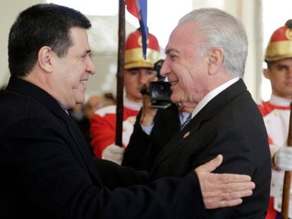 O presidente do Paraguai, Horacio Cartes, recebe o presidente Michel Temer em Assunção.