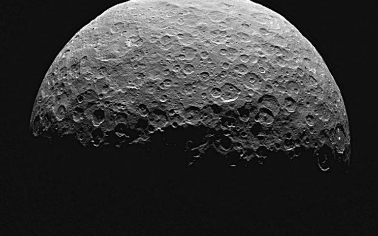 Imagem de Ceres feita pela sonda 'Dawn'.