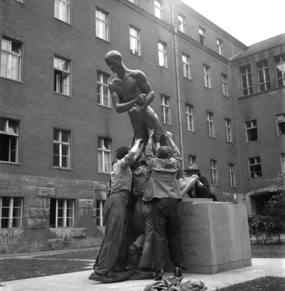 Memorial das vítimas de 20 de julho de 1944, obra de Richard Scheibe instalada em 1953 em Berlim.