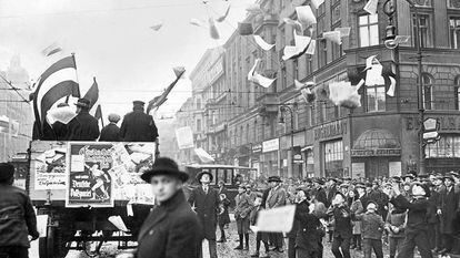 Um carro distribui propaganda do Partido Popular Alemão em Berlim em 1924, durante a República de Weimar.